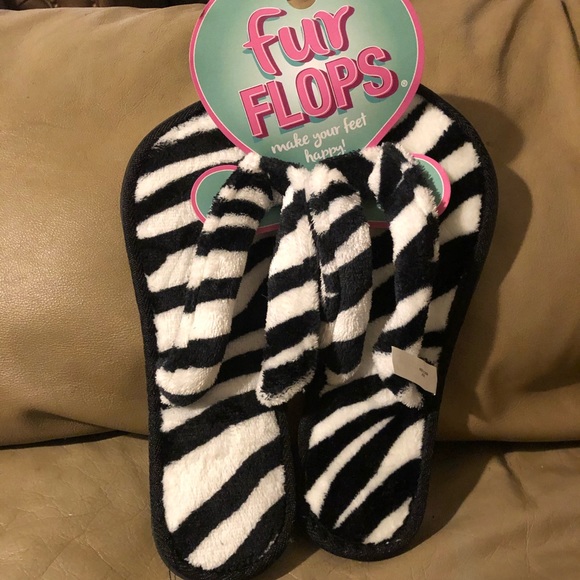 8 pairs of size 7 slippers - Picture 5 of 8